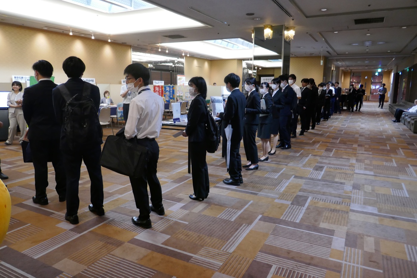 入場前に並ぶ参加者の様子